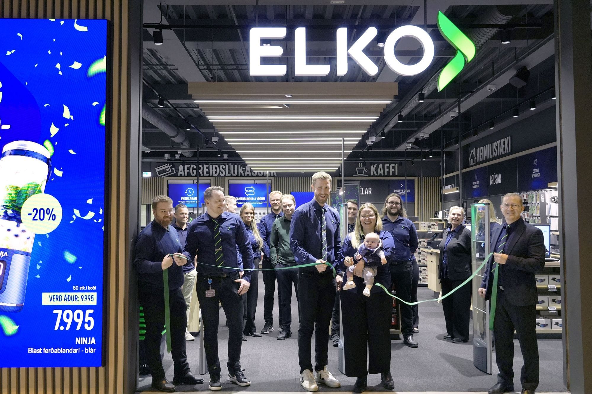 Klippt á borða við opnun Elko í Smáralind
